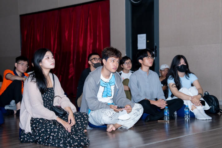 HUTECH students watching a Future Frame Celebration Week presentation
