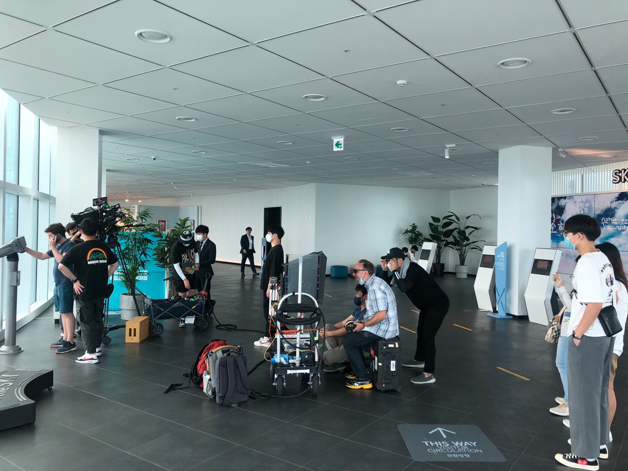 Crew and stereoscopic camera during production